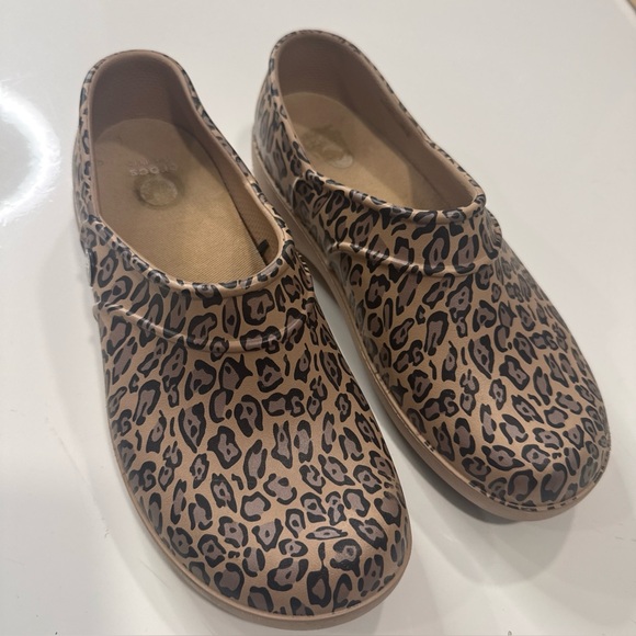 CROCS Shoes - Women's Crocs At Work Neria Leopard Clogs Slip Resistant Shoes Sz 8 A050126